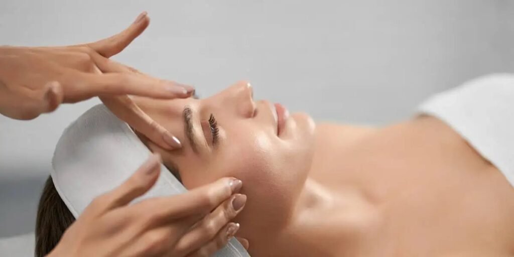 Facial treatment improving skin texture, tone and hydration